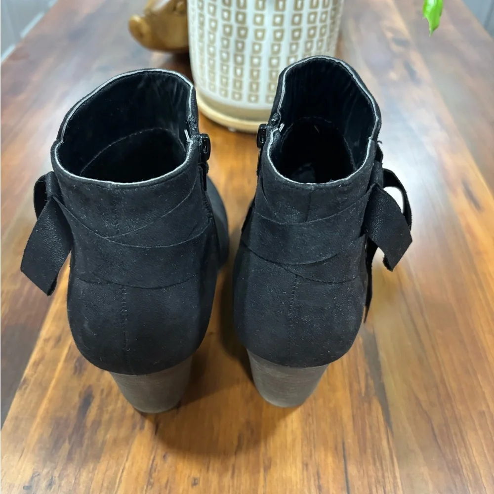 Black Distressed Round Toe Vegan Ankle Baddie Bootie Size 7